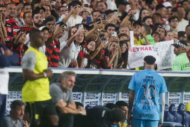 Neymar não gosta de ser substituído, vai aos vestiários e não vê o Santos fazer dois gols.