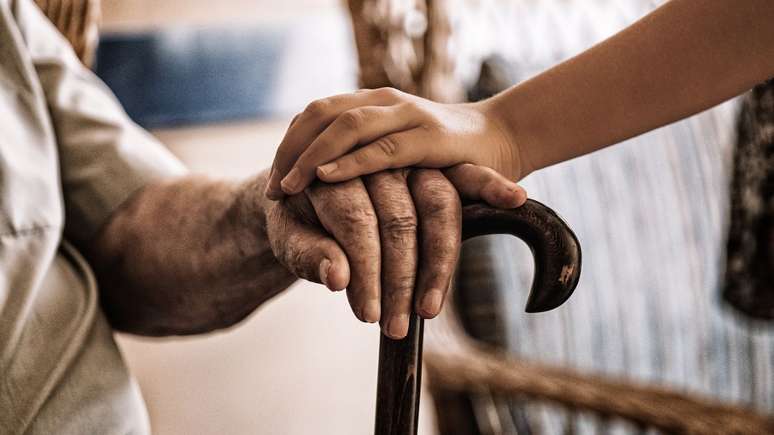 Enem 2025 escolheu como tema da redação o envelhecimento da população brasileira, fenômeno que avança mais rápido do que a estrutura do país