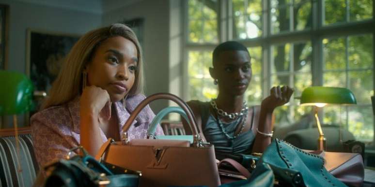 Em 'Má Influencer', da Netflix, uma mãe solo com dificuldades para criar o filho se une a uma influenciadora para vender bolsas falsificadas