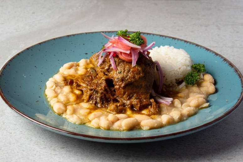 Carne com feijão-branco e arroz 