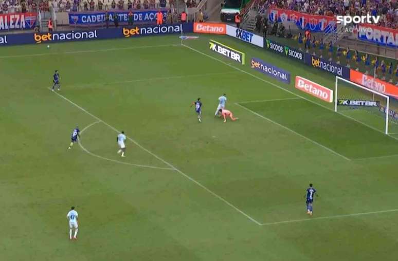 Rouba, limpa a jogada e toca opara o gol, empatando o jogo em 1 a 1.