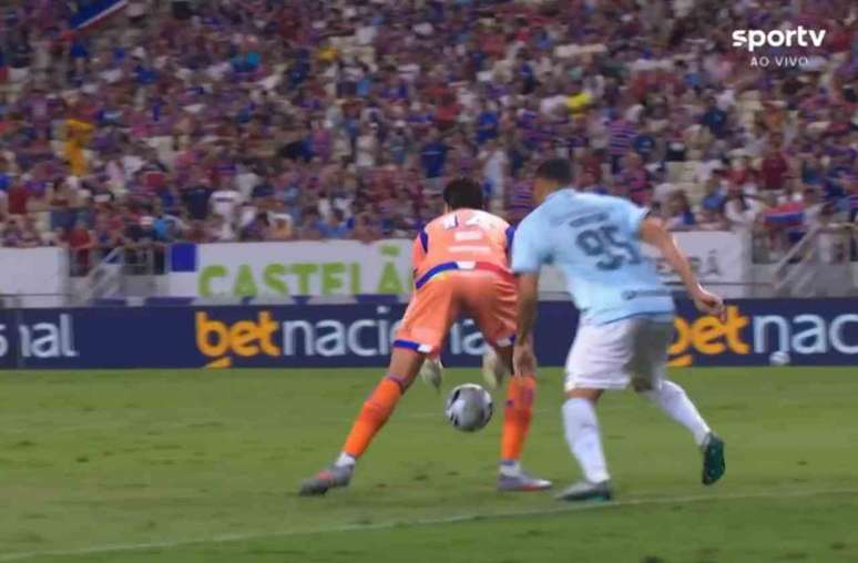 Carlos Vinicius prepara o bote&hellip;