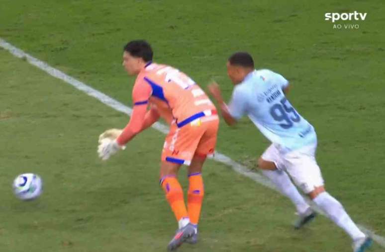 O goleiro coloca a bola no ch&atilde;o&hellip;