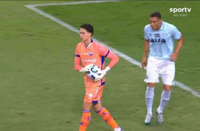 Brenno vacila, ao n&ccedil;ao perceber que Carlos Vin&iacute;cius estava atr&aacute;s dele &ndash;