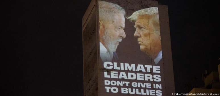 "Líderes climáticos não cedem a valentões", diz projeção em prédio