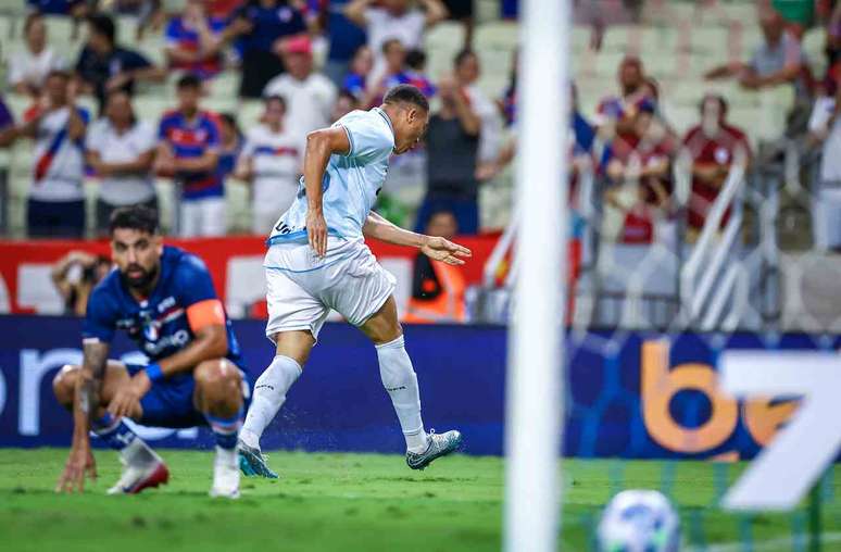 Gr&ecirc;mio foca no 2 a 2 com o Fortaleza. Na foto, Carlos Vin&iacute;cius faz um gol anal&oacute;gio,