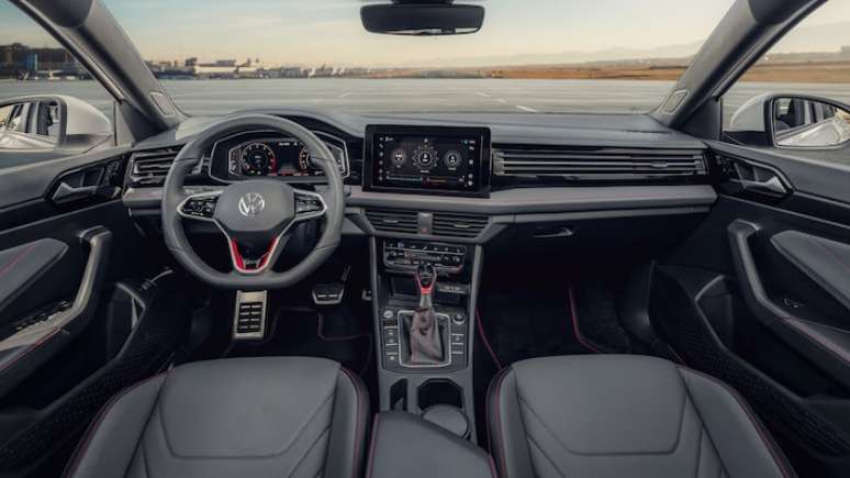 Frisos em vermelho na cabine buscam proporcionar um ar mais esportivo ao sedã