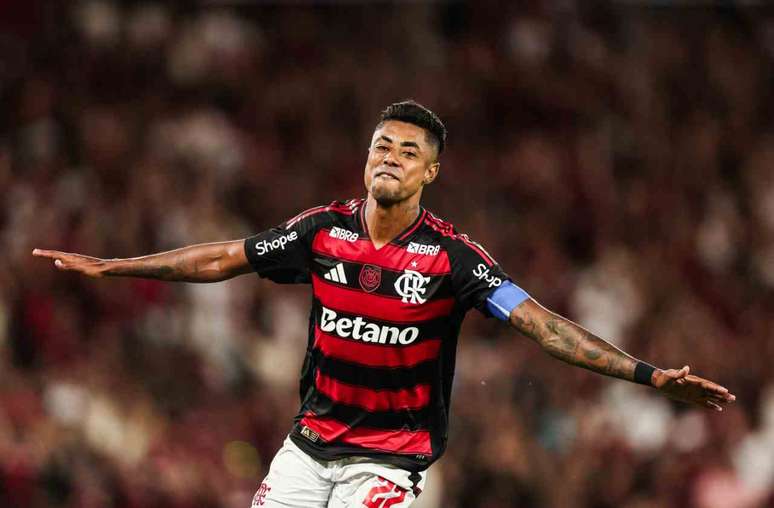 Bruno Henrique comemora o terceiro gol do Flamengo na vit&oacute;ria por 3a 2 sobre o Santos -