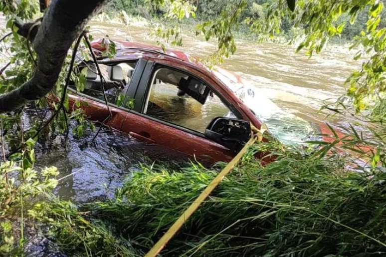 Defesa Civil do RS confirma morte de jovem durante ciclone extratropical. O veículo dele foi localizado parcialmente submerso no Rio Capivaras.