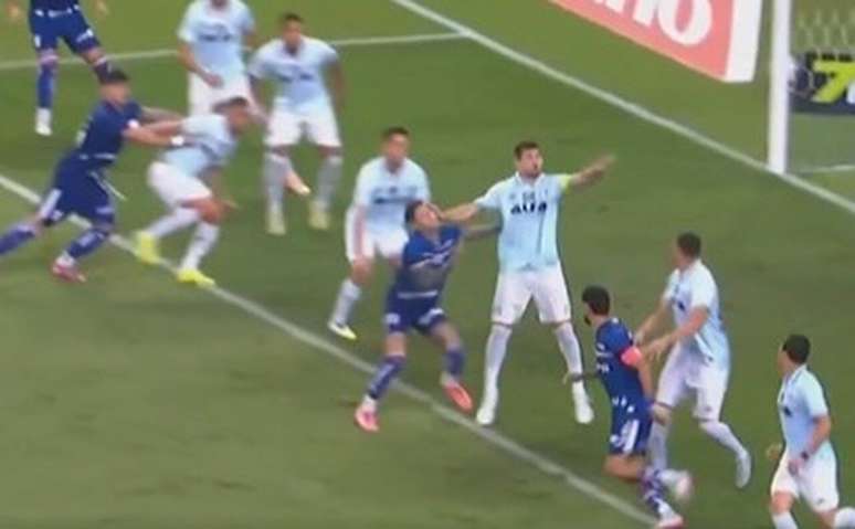 Fortaleza reclamou de poss&iacute;vel p&ecirc;nalti de Kannemann &ndash;