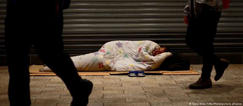 Arquitetura hostil é aposta de gestores para evitar cenas como esta nos espaços públicos