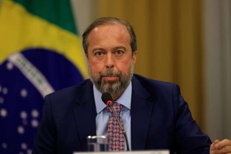 Alexandre Silveira aposta que a exploração de fontes não renováveis pode servir como receita para acelerar a transição energética.