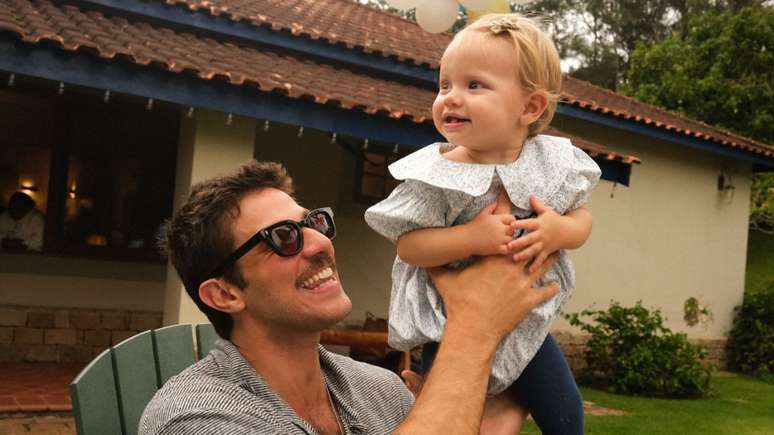 Chay Suede comemora um ano de filha caçula