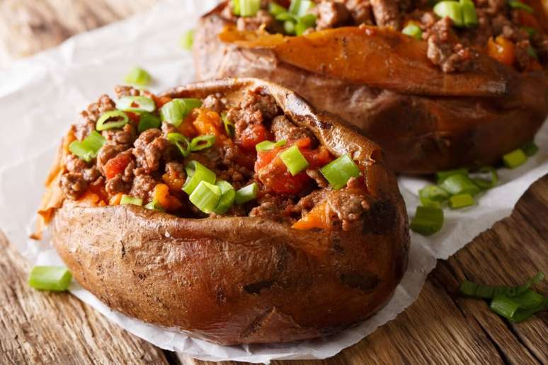 Batata-doce assada recheada com carne moída 