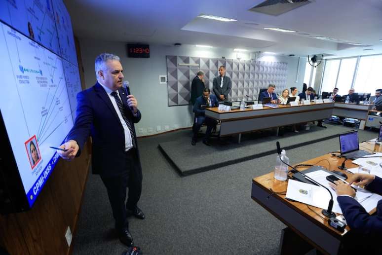 Alfredo Gaspar tem o hábito de fazer exposições em imagem durante fala na CPI do INSS.