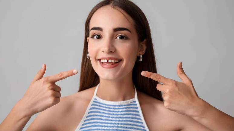 Nem sempre o fechamento do diastema &eacute; necess&aacute;rio &mdash; a decis&atilde;o depende de fatores funcionais, est&eacute;ticos e do impacto que a caracter&iacute;stica tem na autoestima do paciente &ndash; depositphotos.com / serezniy