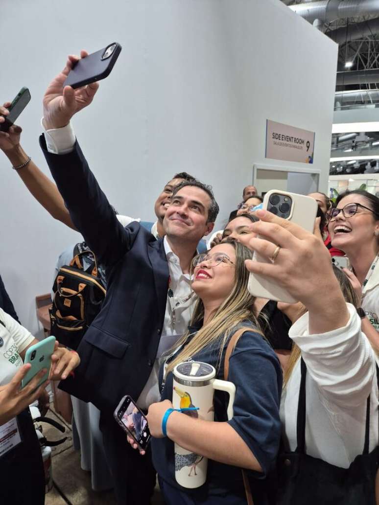 Ator Alfonso Herrera é tietado por fãs durante a COP-30, em Belém.