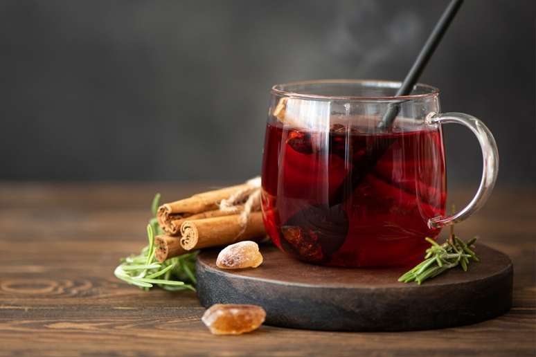 Chá de hibisco com canela 