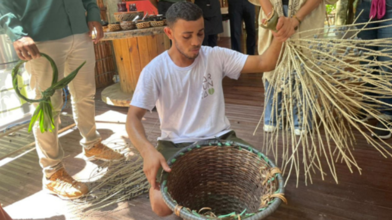 John Victor dos Santos se prepara para colocar os caro&ccedil;os de a&ccedil;a&iacute; na cesta
