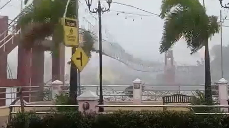 Ponte fica retorcida com passagem de super tufão pelas Filipinas