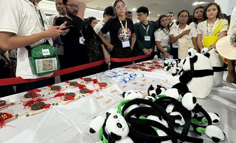 Distribuição de brindes na 'feira' da COP30