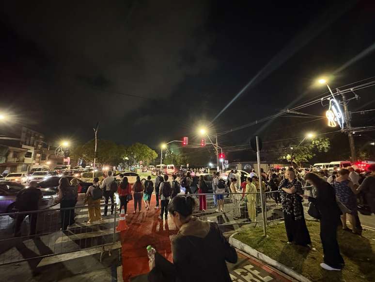 Público aguarda para deixar a Zona Azul