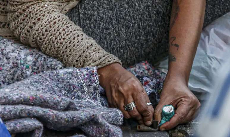 Quando algu&eacute;m cheira coca&iacute;na ou fuma uma pedra de crack, v&aacute;rios crimes ambientais foram cometidos antes.