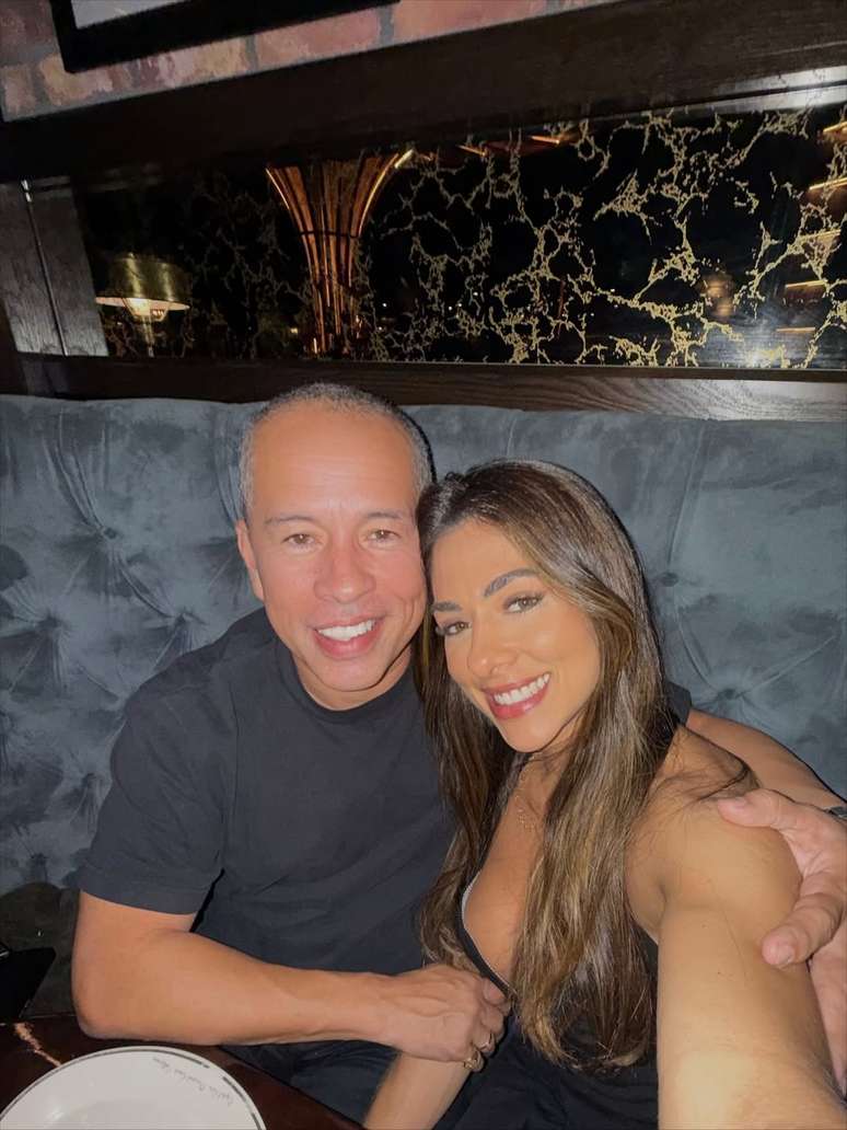 Ator de 'Cine Holliúdy' assume namoro com médica fisiculturista e elogia amada