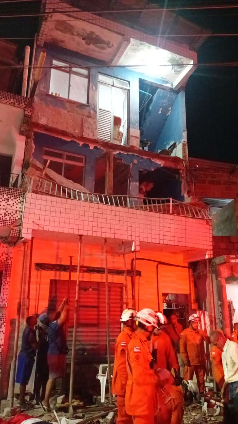 A laje cedeu enquanto acontecia uma celebra&ccedil;&atilde;o religiosa no local