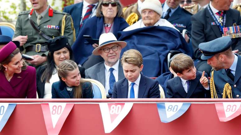 George, Charlotte e Louis, as crianças da Família Real, são uma exceção, pois Kate Middleton e o príncipe William não deram um celular a eles