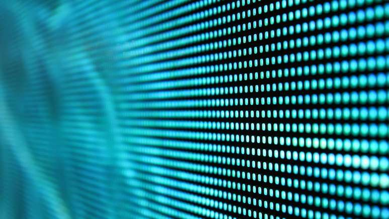 O termo LED refere-se a televisores que utilizam diodos emissores de luz para iluminar a tela, oferecendo boa relação entre qualidade de imagem e custo – depositphotos.com / roxxer