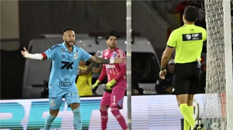 Neymar durante Flamengo x Santos neste domingo (9)