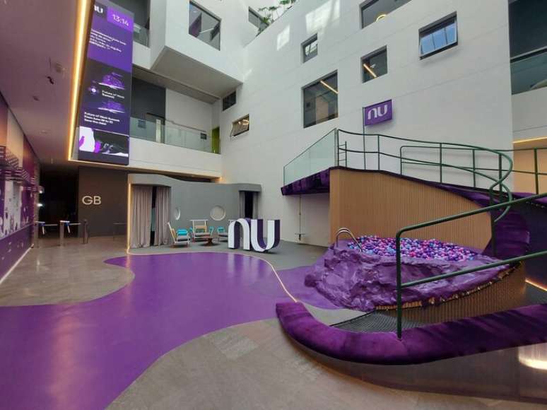 Nubank anunciou que, a partir de julho de 2026, funcion&aacute;rios passar&atilde;o a trabalhar dois dias por semana no escrit&oacute;rio da companhia, jornada que avan&ccedil;ar&aacute; a tr&ecirc;s dias presenciais em janeiro de 2027