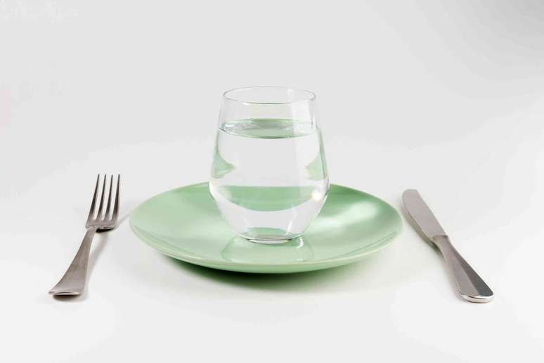 Algumas celebridades e influenciadores afirmam que o jejum com água pode ajudar a ‘curar’ o câncer. Artfilmphoto/Shutterstock