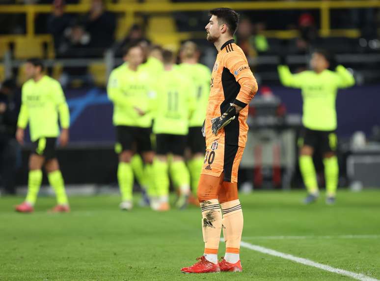 O goleiro Destanoğlu é um dos jogadores suspensos 