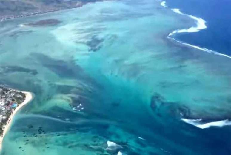 Essas correntes geram uma queda d&rsquo;&aacute;gua marinha que supera em altura e volume qualquer cachoeira em terra firme, tornando o Estreito da Dinamarca um dos lugares mais fascinantes do ponto de vista oceanogr&aacute;fico em 2025 &ndash; Reprodu&ccedil;&atilde;o/Youtube