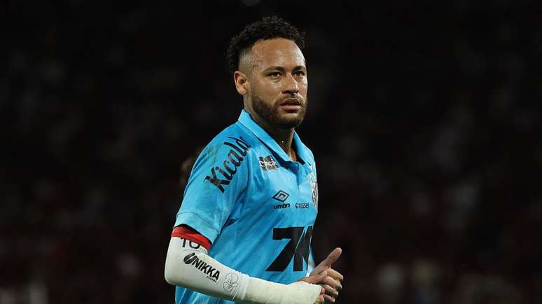 Neymar em ação pelo Santos contra o Flamengo