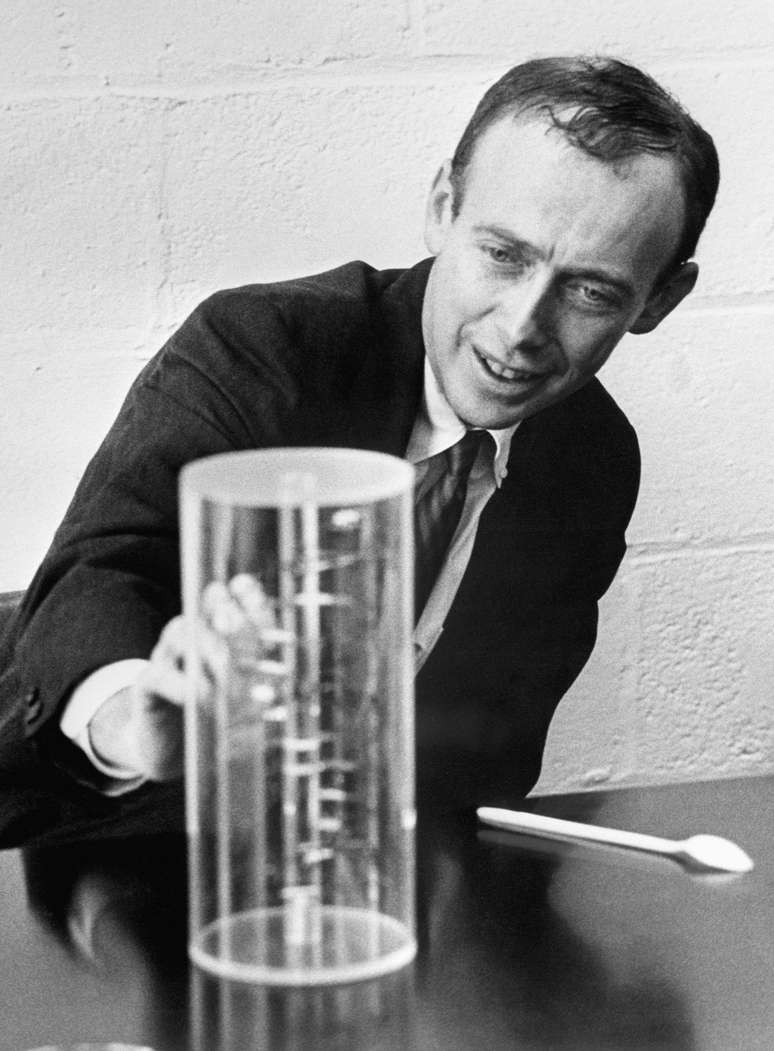 James Watson mostra um modelo de DNA no seu laborat&oacute;rio, em 1962