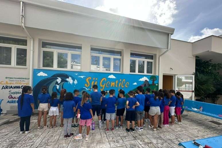 Escola recebe mural dedicado à gentileza