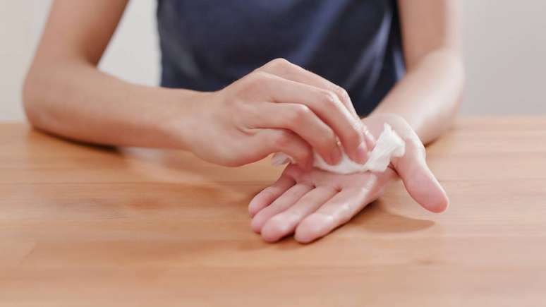 A higiene frequente e o uso de antitranspirantes eficazes podem minimizar odores e desconforto causado pelo suor intenso – depositphotos.com / leungchopan