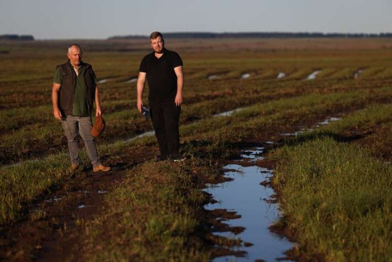 Arno Walter Lausch e o filho Cristiano Marques Lausch, da Fazenda Celeiro, em Ma&ccedil;ambar&aacute;, investiram 'quando os pre&ccedil;os estavam bons'