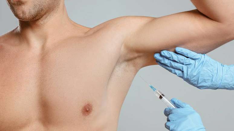 Em casos persistentes, tratamentos médicos específicos oferecem soluções para melhorar a qualidade de vida de quem sofre com hiperidrose – depositphotos.com / IgorVetushko