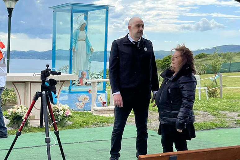 Estatueta de Maria atra&iacute;a multid&otilde;es de cat&oacute;licos em cidade