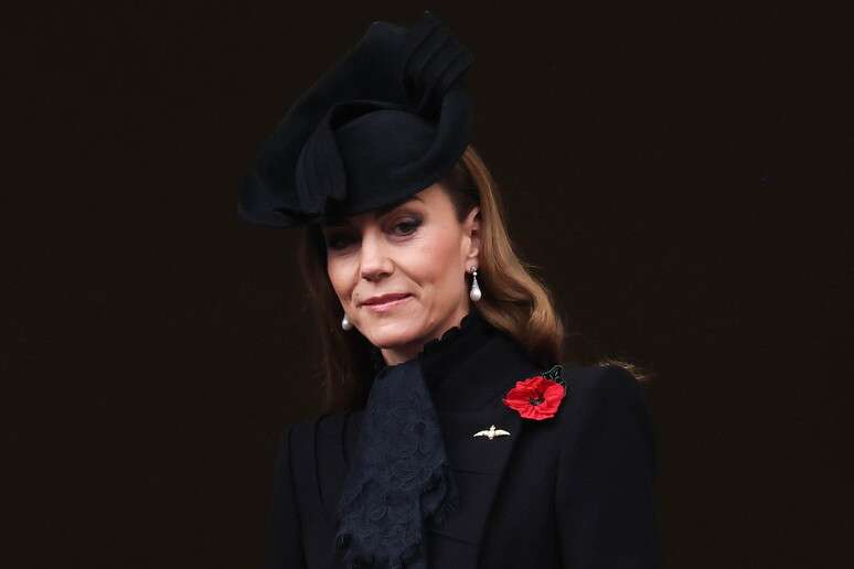 Kate Middleton com papoula vermelha em homenagem aos mortos na 1&ordf; Guerra