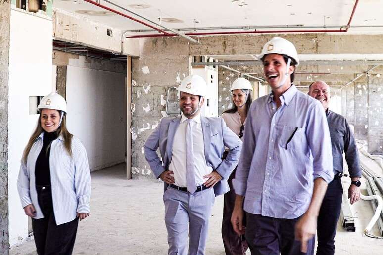 Valerio Caruso, cônsul italiano em Porto Alegre, acompanha o andamento da obra