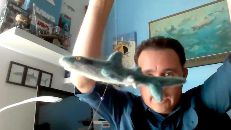 Durante sua recuperação, uma prima presenteou Hoyos com um amuleto em forma de tubarão-das-galápagos