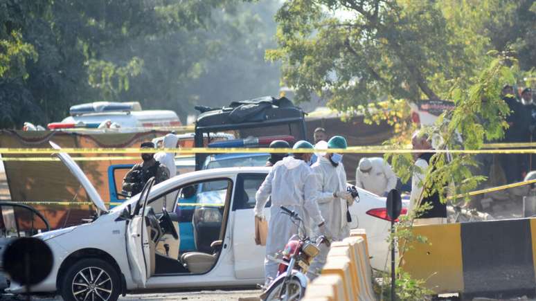 Membros da pol&iacute;cia cient&iacute;fica trabalham ap&oacute;s uma explos&atilde;o em frente a um pr&eacute;dio do tribunal em Islamabad, Paquist&atilde;o, em 11 de novembro de 2025.