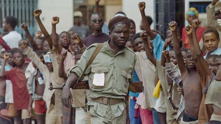 Crianças comemoram a independência de Angola em 1994, em plena guerra civil (imagem ilustrativa).