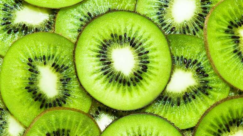 O estudo da Atlantic Technological University revelou que comer kiwi &agrave; noite pode melhorar o sono; descubra a quantidade ideal e o tempo