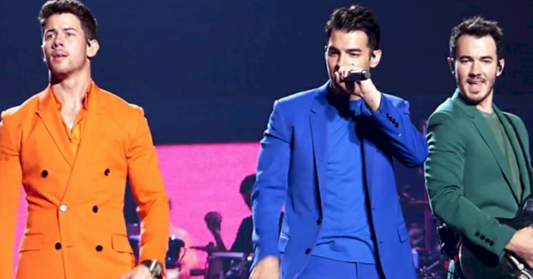 Jonas Brothers firma parceria com marca de eletrônicos para show no Ano Novo